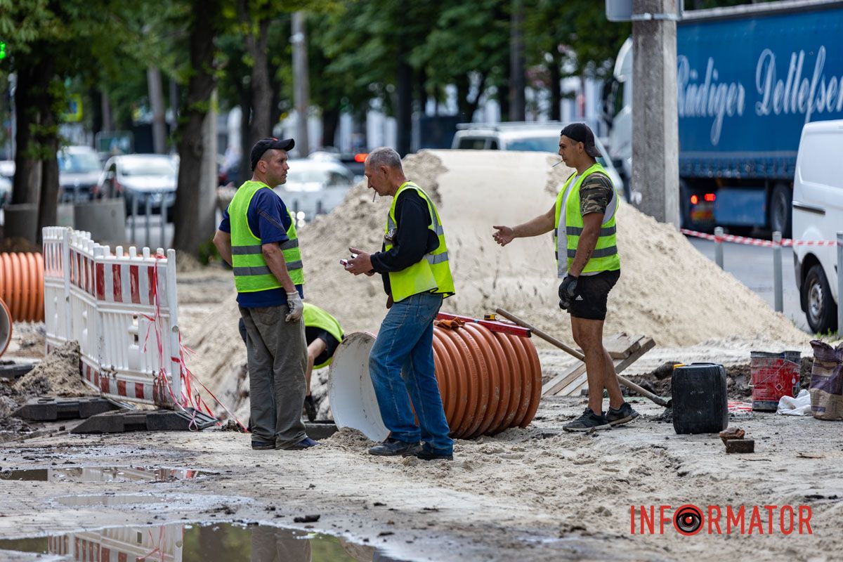 Станом на 29 травня, роботи ще тривають У Дніпрі на Незалежності через ремонт каналізації частково перекритий тротуар 8