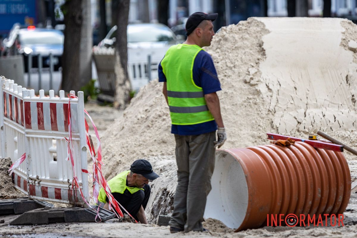 На сайті міськради Дніпра відсутня інформація щодо проведення ремонту за цією адресою. У Дніпрі на Незалежності через ремонт каналізації частково перекритий тротуар 5