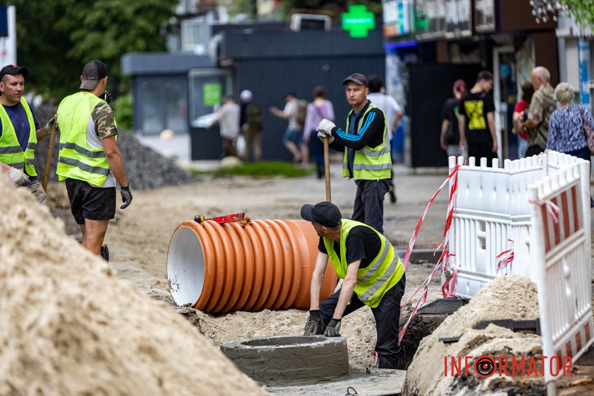 Дорожні роботи виконують біля колишнього кінотеатру "Супутник" У Дніпрі на Незалежності через ремонт каналізації частково перекритий тротуар 7