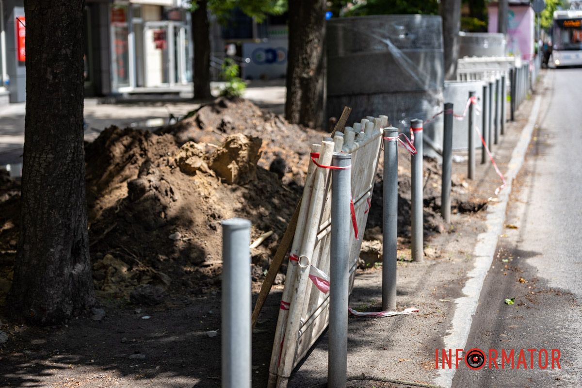 За словами місцевих мешканців, роботи розпочалися на цій ділянці близько тижня тому У Дніпрі на Незалежності через ремонт каналізації частково перекритий тротуар 4