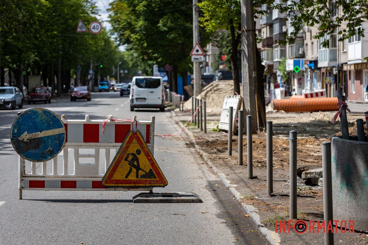 На дорозі стоять попереджувальні знаки У Дніпрі на Незалежності через ремонт каналізації частково перекритий тротуар 10