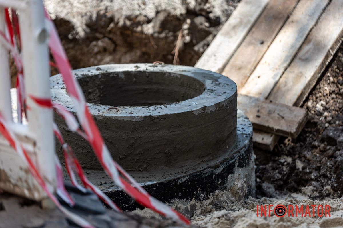 Монтують новий колодязь У Дніпрі на Незалежності через ремонт каналізації частково перекритий тротуар 6