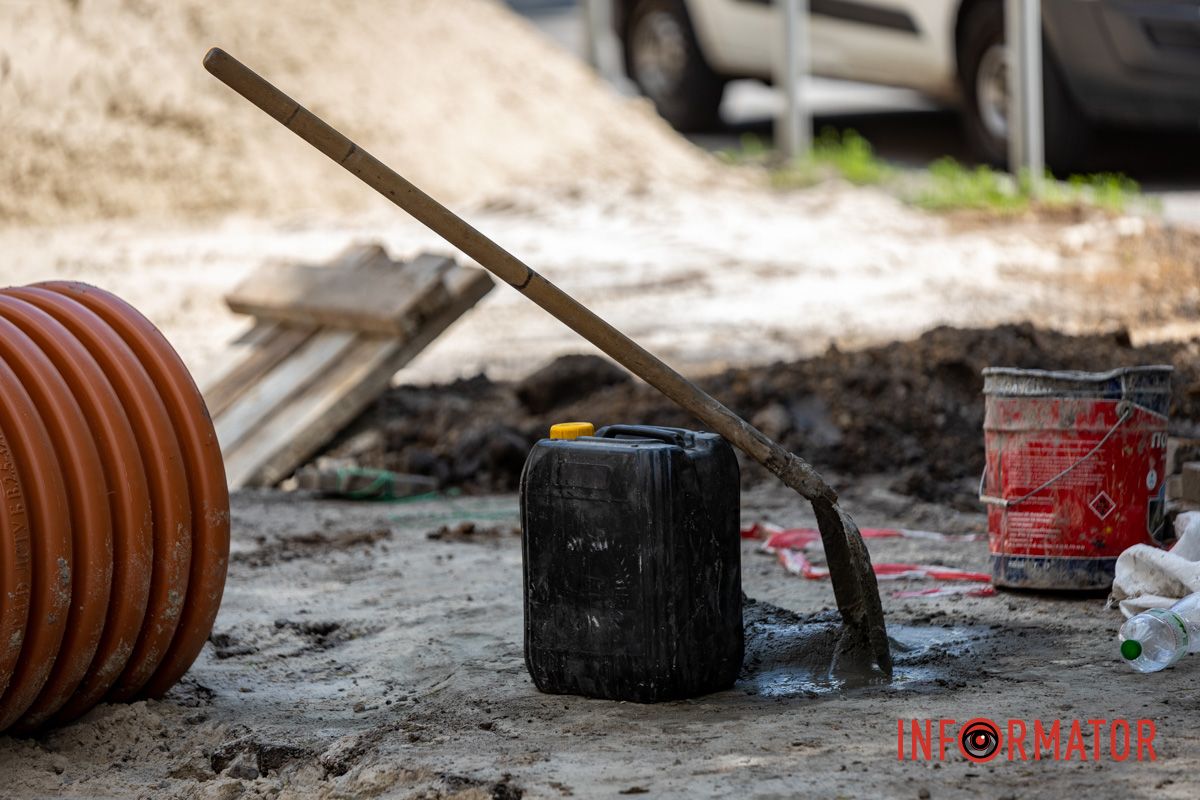Необхідний інвентар У Дніпрі на Незалежності через ремонт каналізації частково перекритий тротуар 3