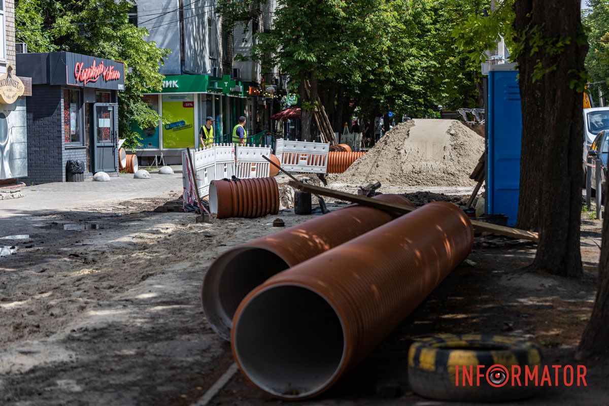 Міняють систему каналізації У Дніпрі на Незалежності через ремонт каналізації частково перекритий тротуар 2
