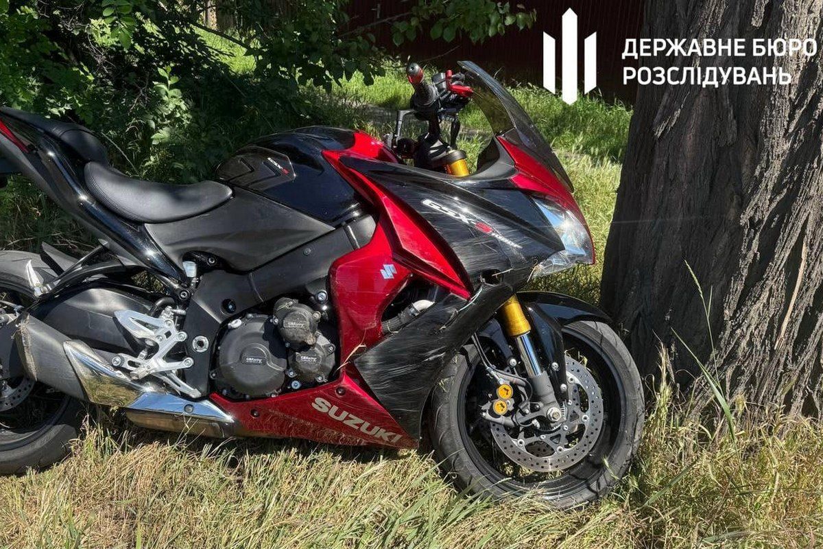 Мотоцикл Suzuki з пошкодженнями на місці ДТП За 8 років на посаді «заробив» 5 мільйонів: чим відомий скандальний суддя Ричка, який на мотоциклі у Дніпрі насмерть збив пенсіонера 2