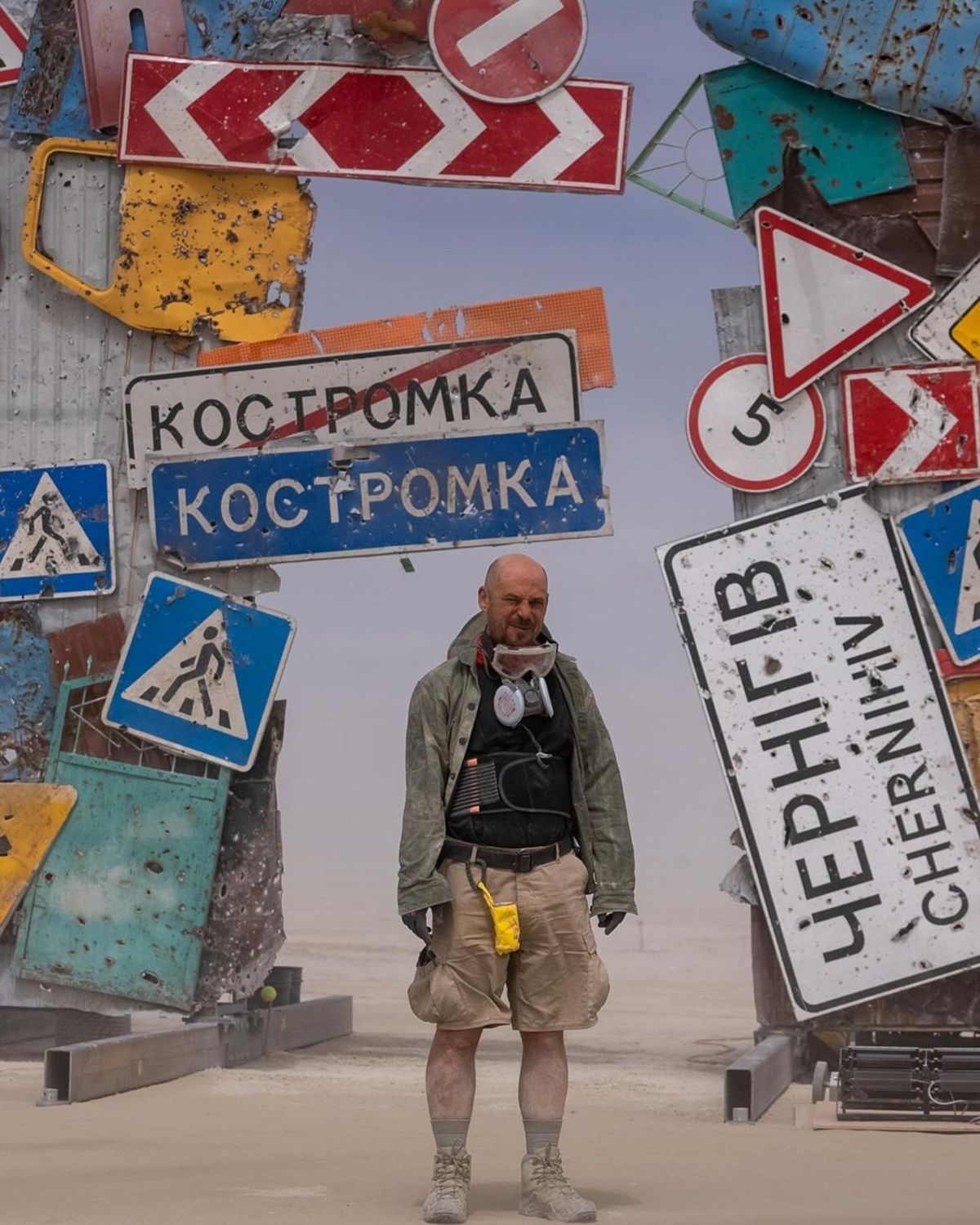 Артоб'єкт зробили з пошкоджених війною дорожніх знаків Артоб'єкт зробили з пошкоджених війною дорожніх знаків