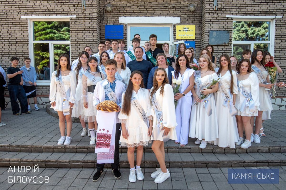 Заходи проводили в звичному форматі – з урочистими лінійками в стінах шкіл, у коли друзів, вчителів та батьків