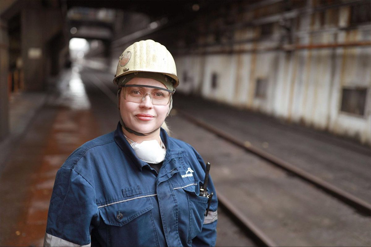 Жінки опановують чоловічі професії. Фото - АрселорМіттал Кривий Ріг в соцмережі Жінки опановують чоловічі професії. Фото - АрселорМіттал Кривий Ріг в соцмережі