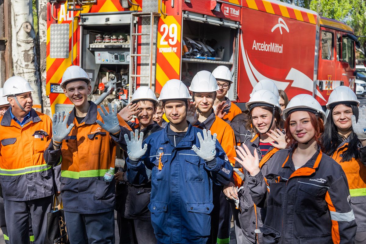 Компанія залучає молодь та навчає безкоштовно. Фото - АрселорМіттал Кривий Ріг в соцмережі Компанія залучає молодь та навчає безкоштовно. Фото - АрселорМіттал Кривий Ріг в соцмережі