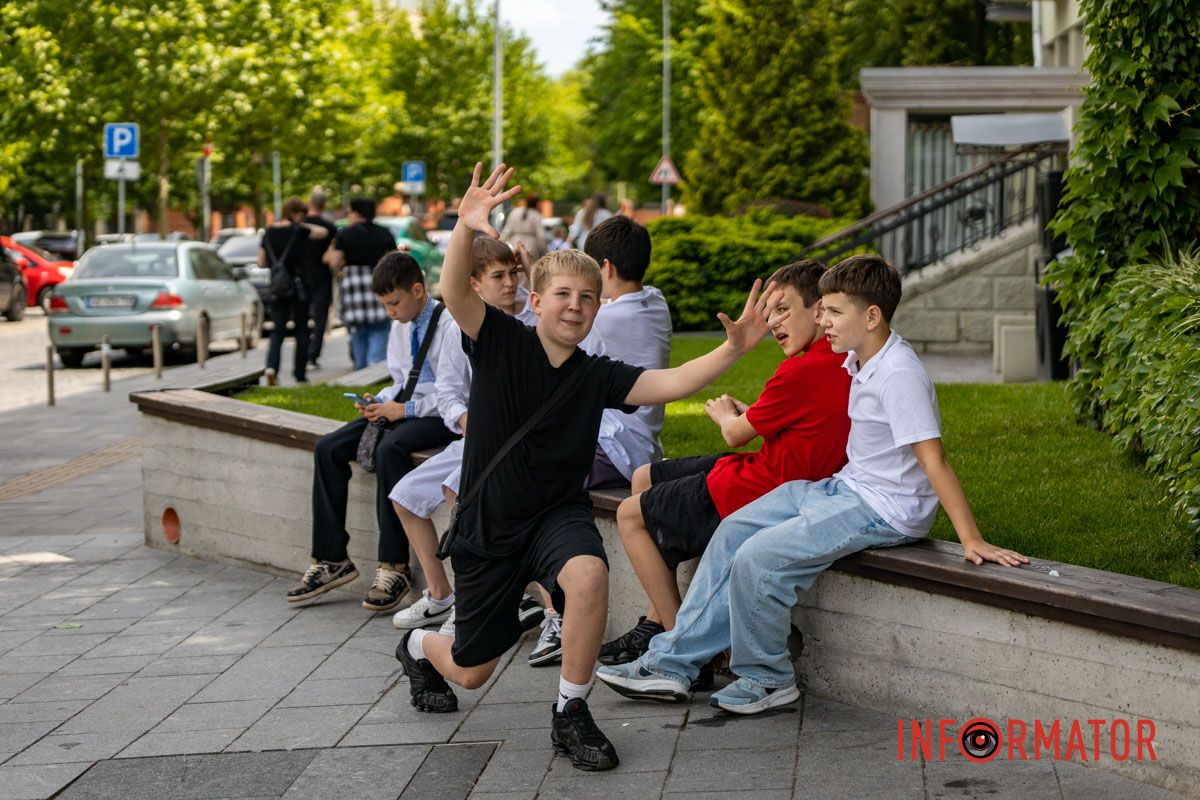 Випускники святкують завершення навчання