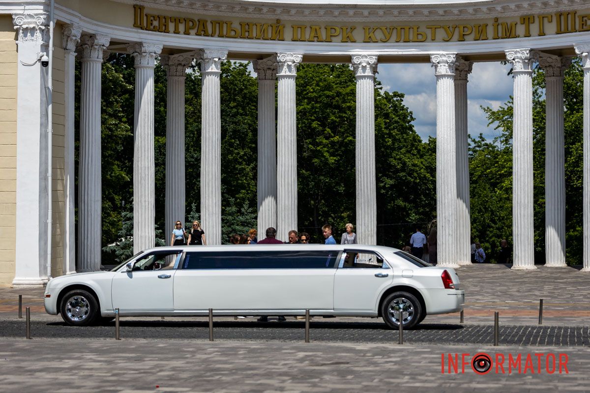 Вони вийшли на вулиці у святковому вбранні