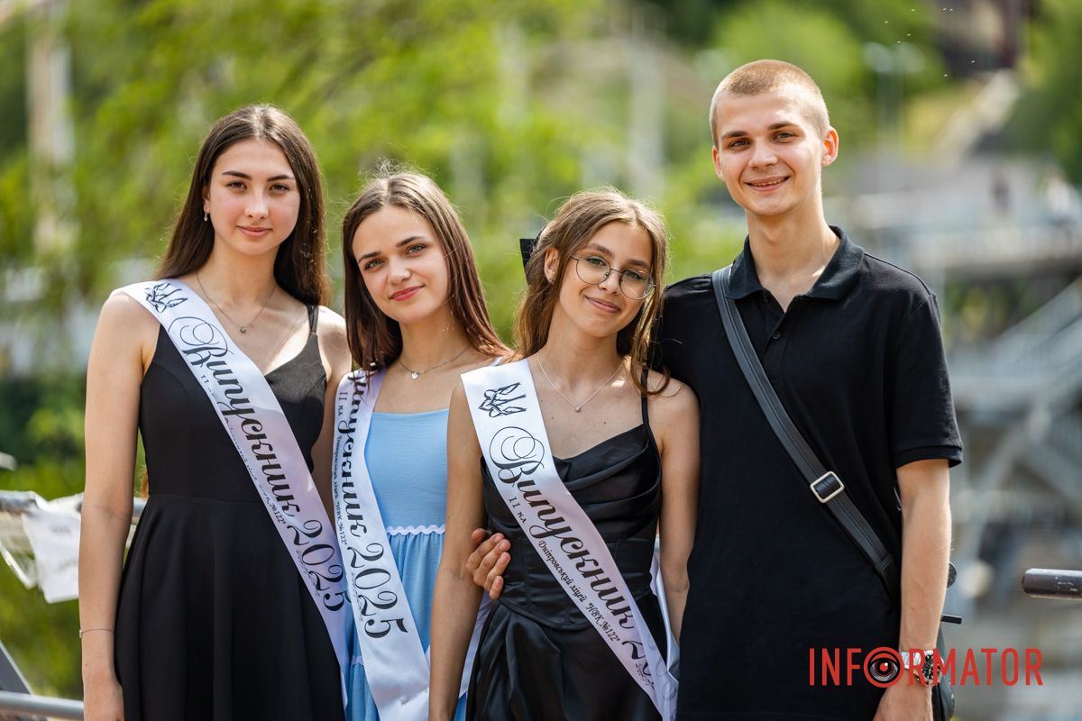 У сукнях і сорочках — як із кіно