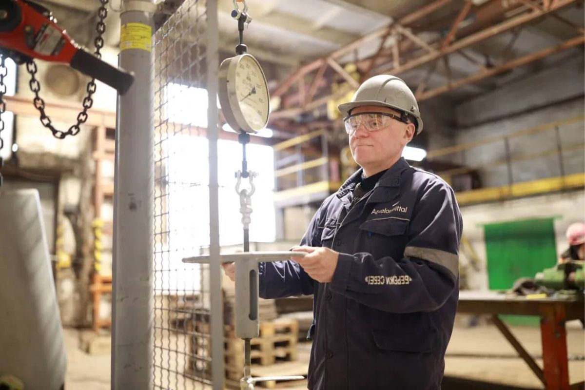 На аглофабриці «АрселорМіттал Кривий Ріг» засоби захисту перевіряють прямо в цеху на спеціальному стенді. Фото - АрселорМіттал Кривий Ріг у соцмережі