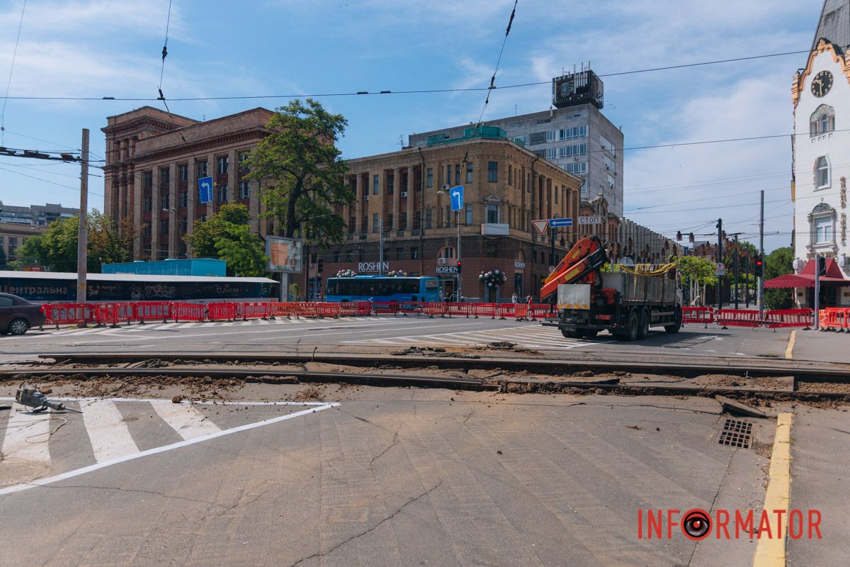 Движение перекрыто прямо по Яворницкого в направлении железнодорожного вокзала.