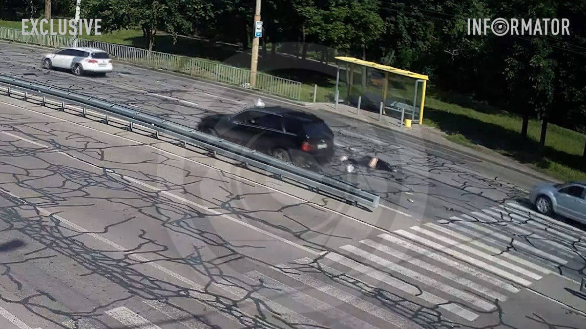 Видео момента: в Днепре на Набережной Заводской BMW сбил женщину на переходе