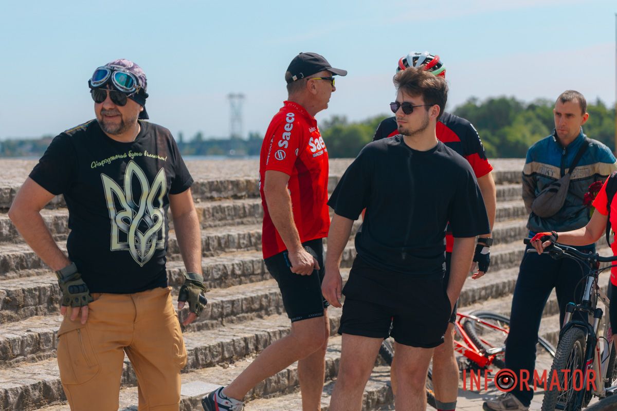 Конечная точка маршрута – могила Максима Семенова, первого президента Днепровской ассоциации велосипедистов, погибшего на фронте в 2022 году