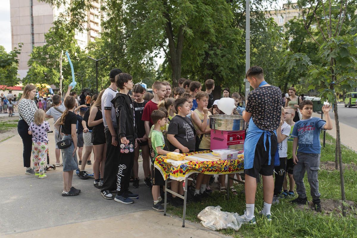 В черзі за солодкою ватою Повітряні кулі, ігри та аніматори: на лівому березі Дніпра провели активності для дітей 6