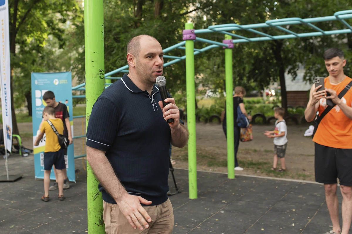 Батьки могли поспілкуватися з народним депутатом Повітряні кулі, ігри та аніматори: на лівому березі Дніпра провели активності для дітей 5