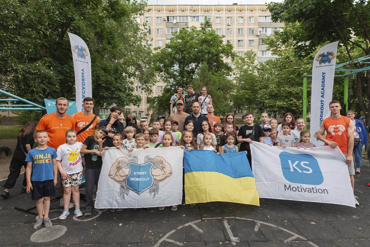 Також усі охочі скуштували солодку вату Повітряні кулі, ігри та аніматори: на лівому березі Дніпра провели активності для дітей 4