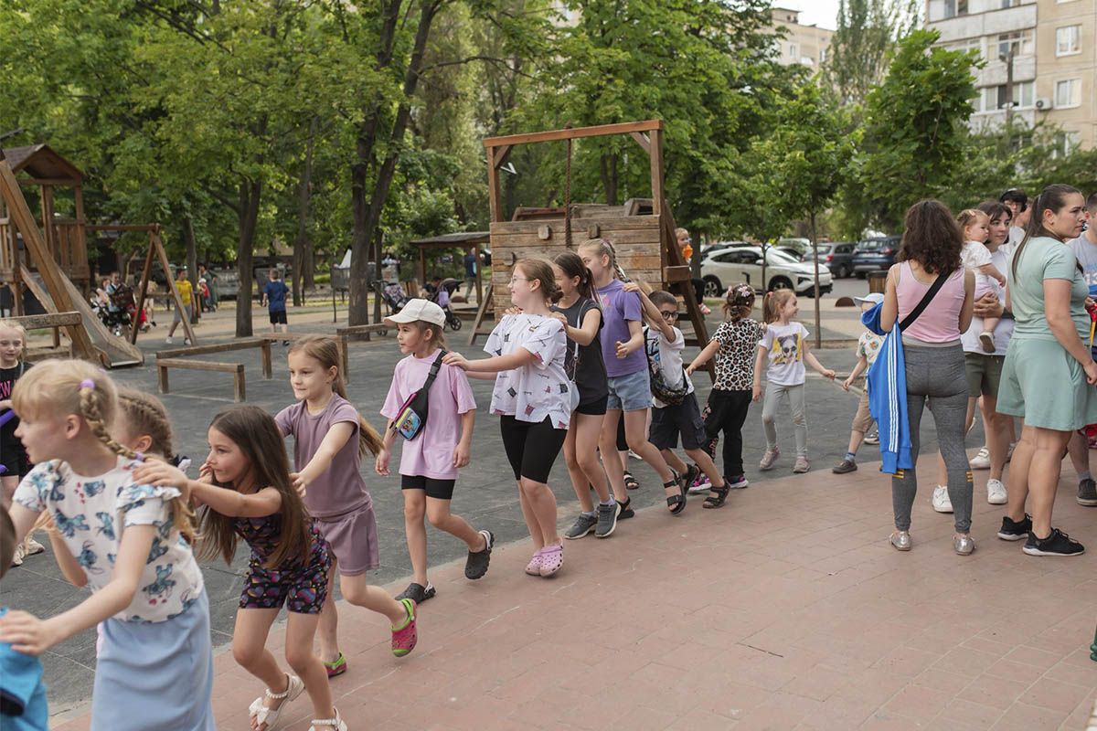 Тут для них організували тренування з воркауту, ігри з аніматорами, шоу з повітряними кульками та аквагримом Повітряні кулі, ігри та аніматори: на лівому березі Дніпра провели активності для дітей 3