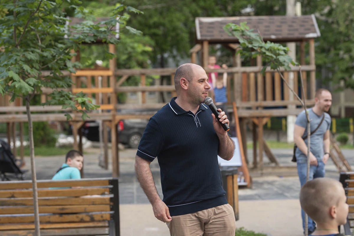 Спілкуються Повітряні кулі, ігри та аніматори: на лівому березі Дніпра провели активності для дітей 8