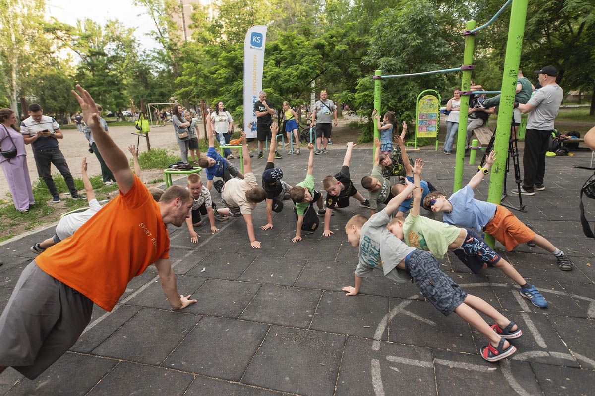 Ранкова руханка Повітряні кулі, ігри та аніматори: на лівому березі Дніпра провели активності для дітей 10