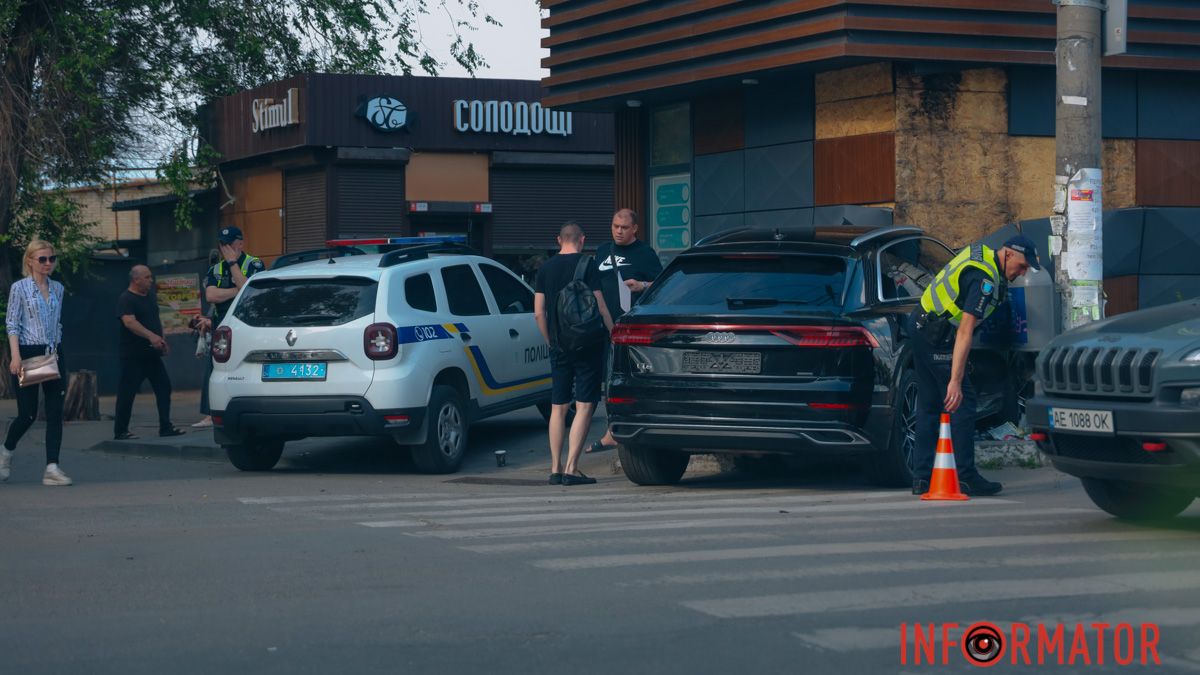 У Дніпрі на Калиновій Audi зіткнувся з таксі Geely та влетів у МАФ: є постраждалі