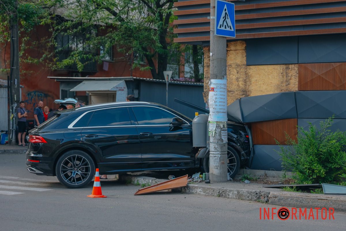 У Дніпрі на Калиновій Audi зіткнувся з таксі Geely та влетів у МАФ: є постраждалі 1
