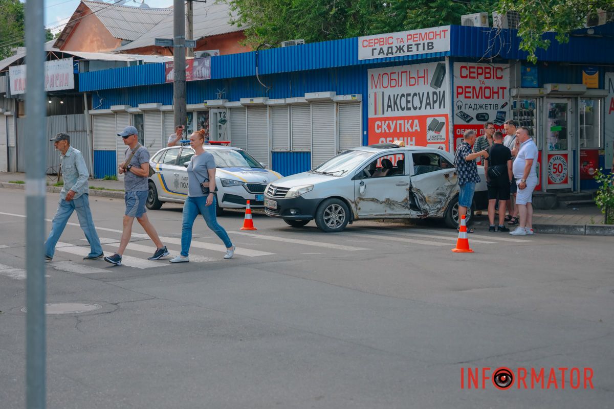 У Дніпрі на Калиновій Audi зіткнувся з таксі Geely та влетів у МАФ: є постраждалі 2