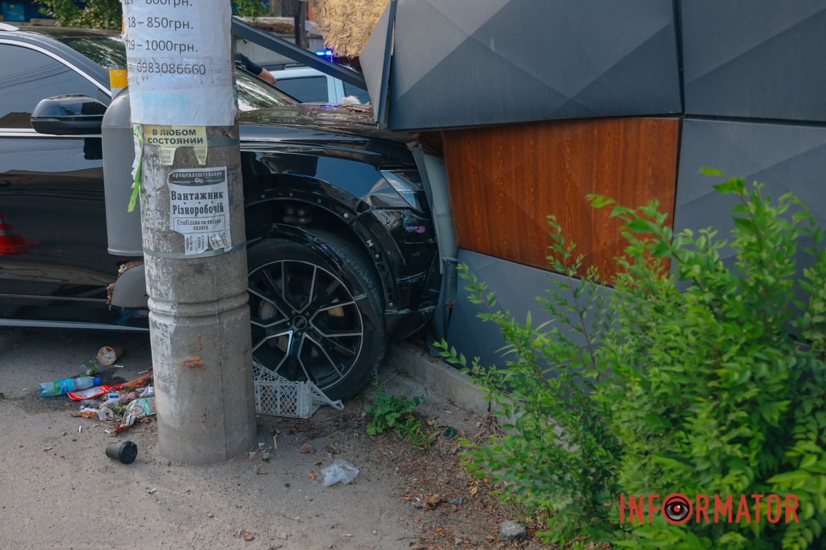 У Дніпрі на Калиновій Audi зіткнувся з таксі Geely та влетів у МАФ: є постраждалі 5