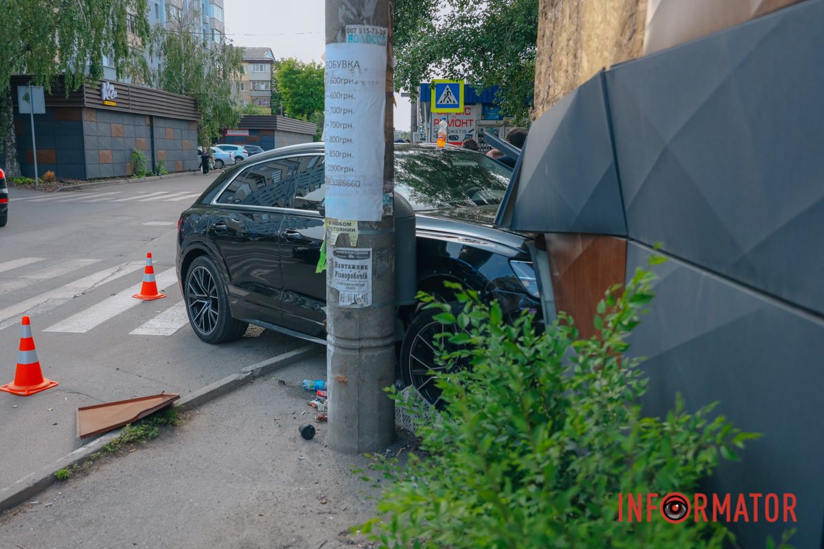 У Дніпрі на Калиновій Audi зіткнувся з таксі Geely та влетів у МАФ: є постраждалі 3