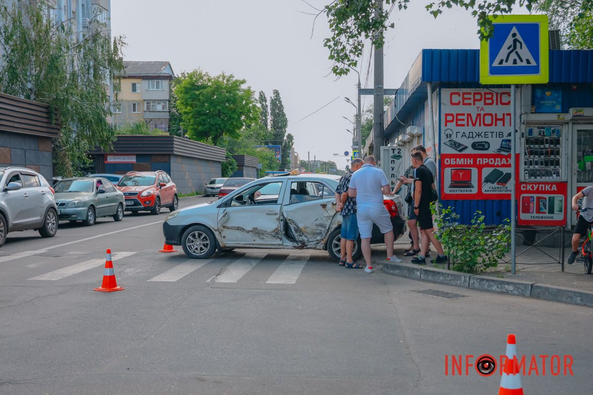 У Дніпрі на Калиновій Audi зіткнувся з таксі Geely та влетів у МАФ: є постраждалі 4
