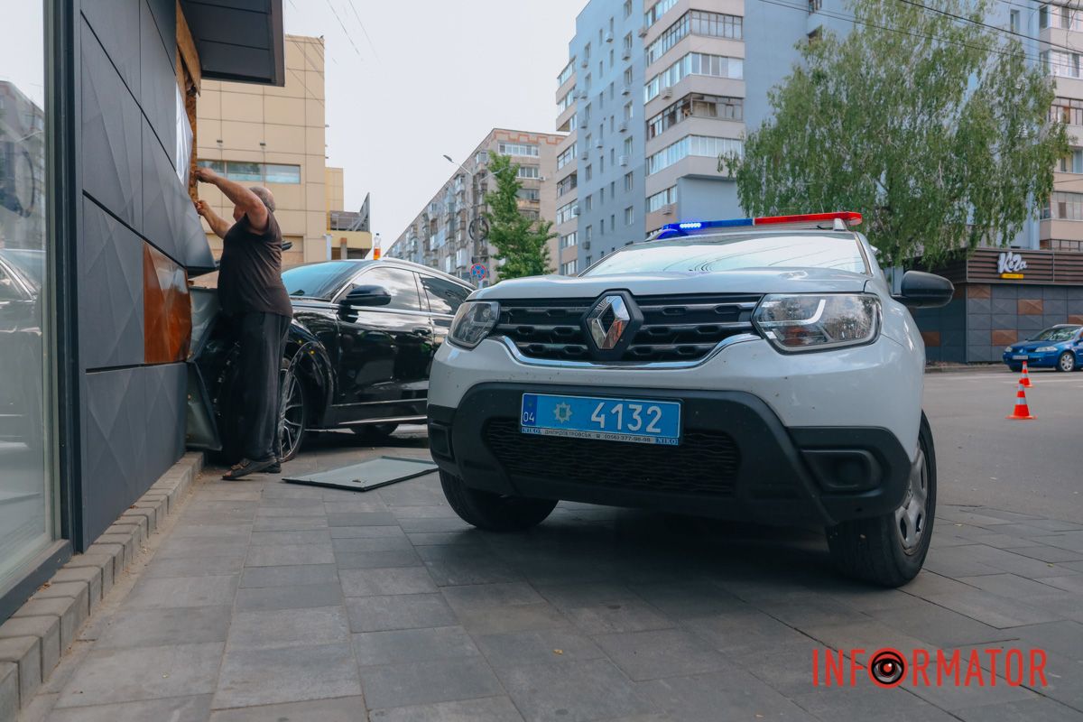 У Дніпрі на Калиновій Audi зіткнувся з таксі Geely та влетів у МАФ: є постраждалі 6