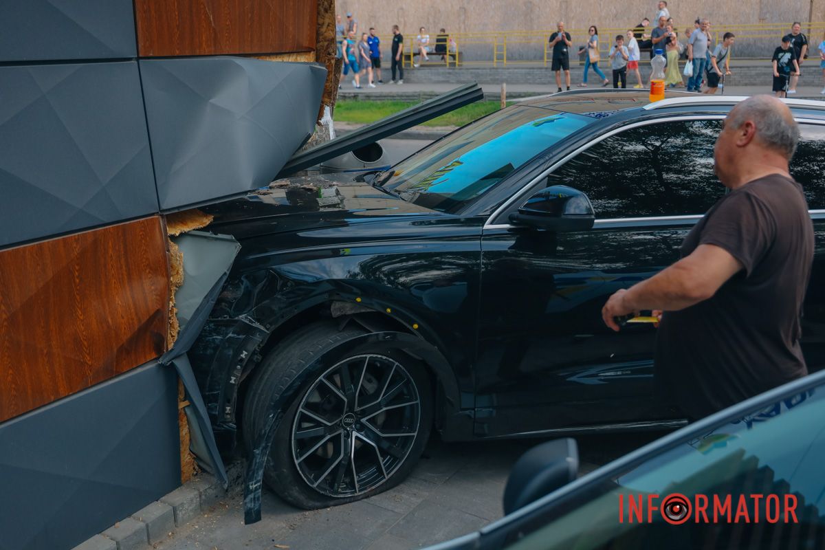 У Дніпрі на Калиновій Audi зіткнувся з таксі Geely та влетів у МАФ: є постраждалі 7