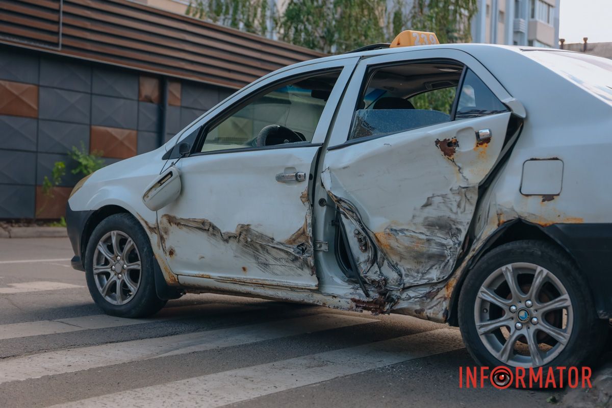 У Дніпрі на Калиновій Audi зіткнувся з таксі Geely та влетів у МАФ: є постраждалі 8