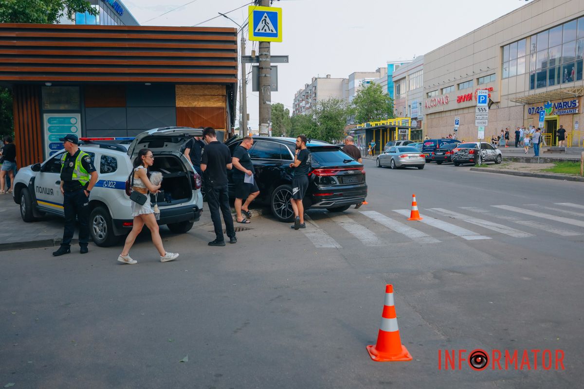 У Дніпрі на Калиновій Audi зіткнувся з таксі Geely та влетів у МАФ: є постраждалі 9