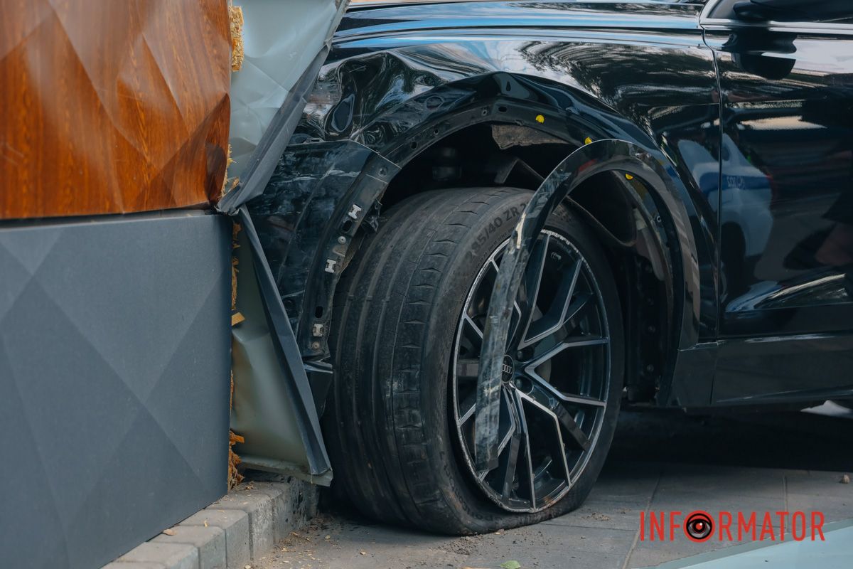 У Дніпрі на Калиновій Audi зіткнувся з таксі Geely та влетів у МАФ: є постраждалі 10