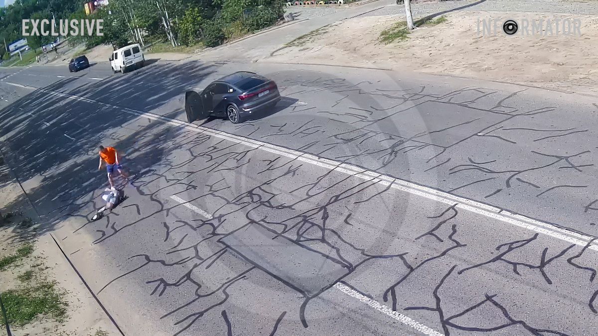 У Дніпрі на Метробудівській водій Audi збив з ніг пішохода, який перебігав дорогу: відео моменту