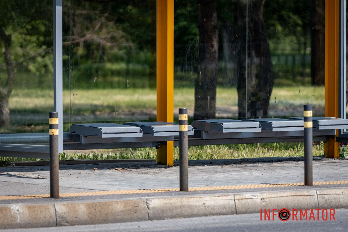 Зупинка знаходиться навпроти будинку №118 Зупинка знаходиться навпроти будинку №118