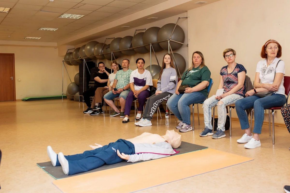 Розповіли та навчили, як вести себе після ДТП, "прильоту" чи інших складних обставин У Дніпрі на Лівобережному-3 провели тренінг з надання домедичної допомоги 4