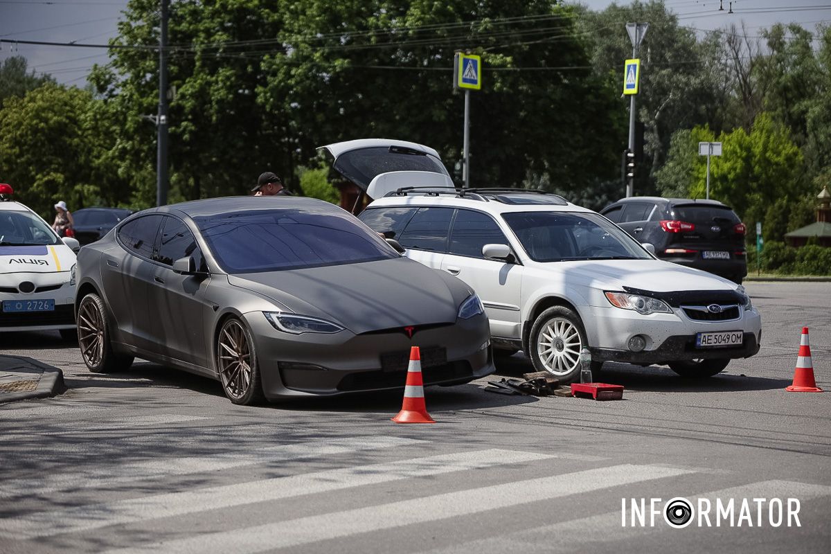 3 червня на перехресті вулиць Набережної Заводської та Юрія Кондратюка сталася ДТП У Дніпрі на Набережній Заводській зіткнулись Tesla та Nissan таксі Opti 1