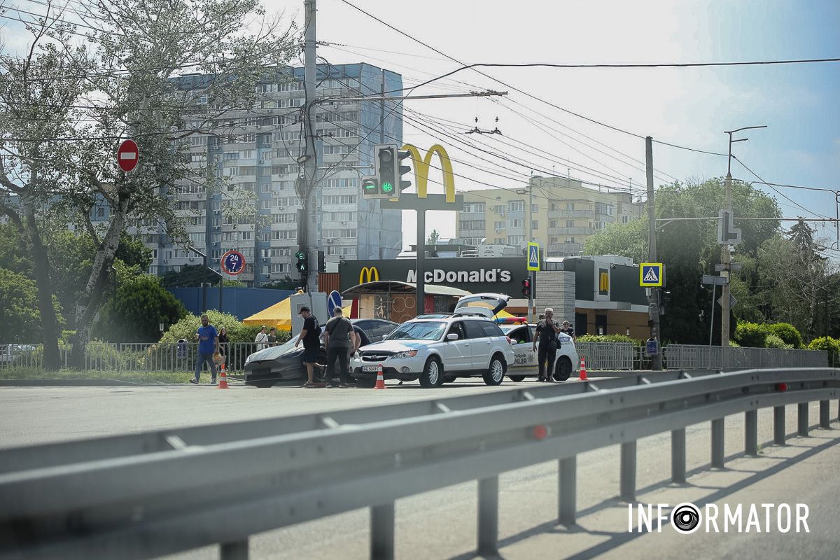 Зіткнулись дві автівки - Tesla та Nissan таксі Opti У Дніпрі на Набережній Заводській зіткнулись Tesla та Nissan таксі Opti 2