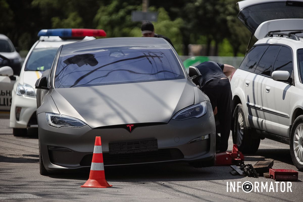 Станом на 14:21, на місці події працюють правоохоронці У Дніпрі на Набережній Заводській зіткнулись Tesla та Nissan таксі Opti 3