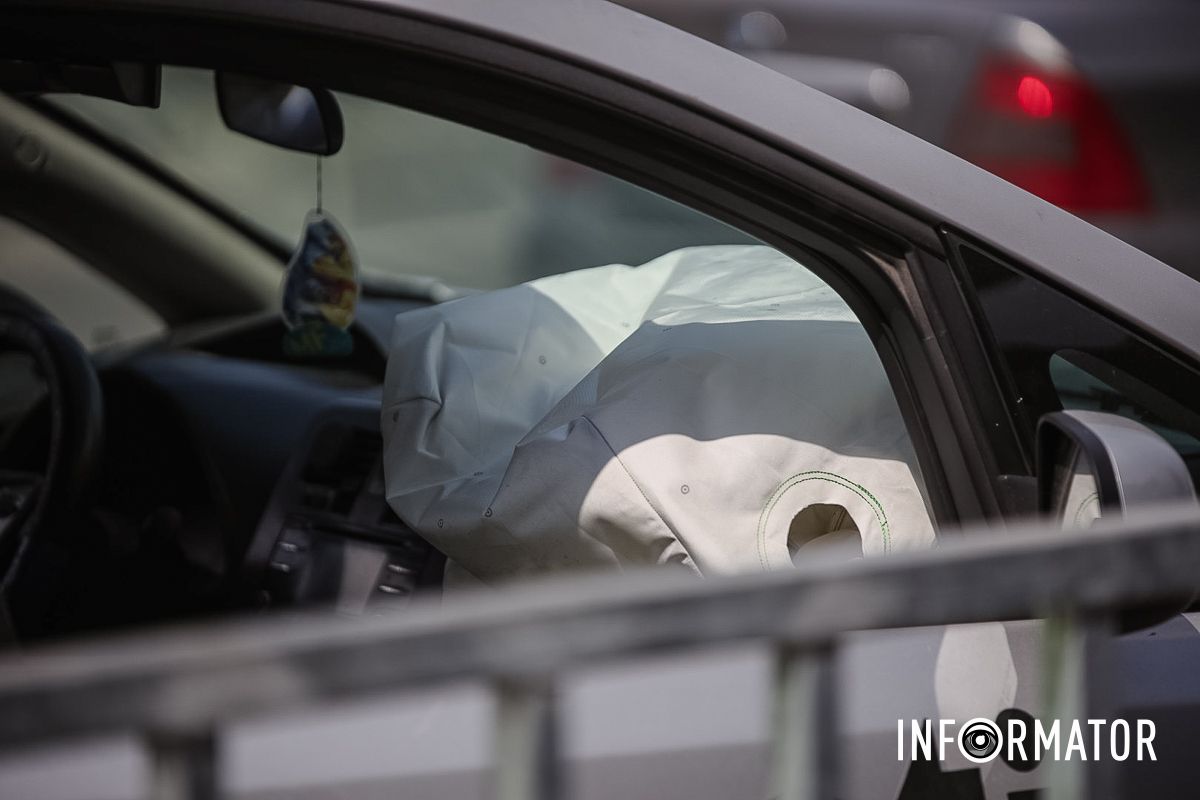 За попередньою інформацією, Nissan їхав зі сторони Січеславської Набережної У Дніпрі на Набережній Заводській зіткнулись Tesla та Nissan таксі Opti 4