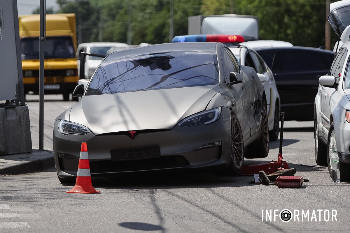 Він рухався по Набережній Заводській У Дніпрі на Набережній Заводській зіткнулись Tesla та Nissan таксі Opti 5