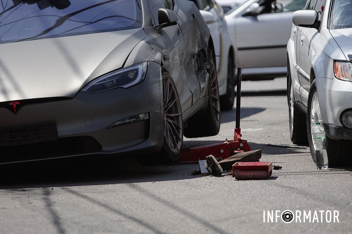 На перехресті він почав виконувати поворот У Дніпрі на Набережній Заводській зіткнулись Tesla та Nissan таксі Opti 6