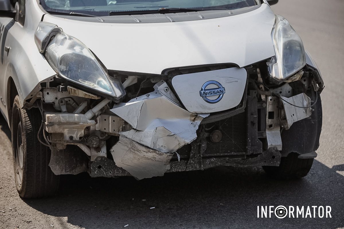 У цей момент зі сторони провулка Парусного їхала Tesla У Дніпрі на Набережній Заводській зіткнулись Tesla та Nissan таксі Opti 7