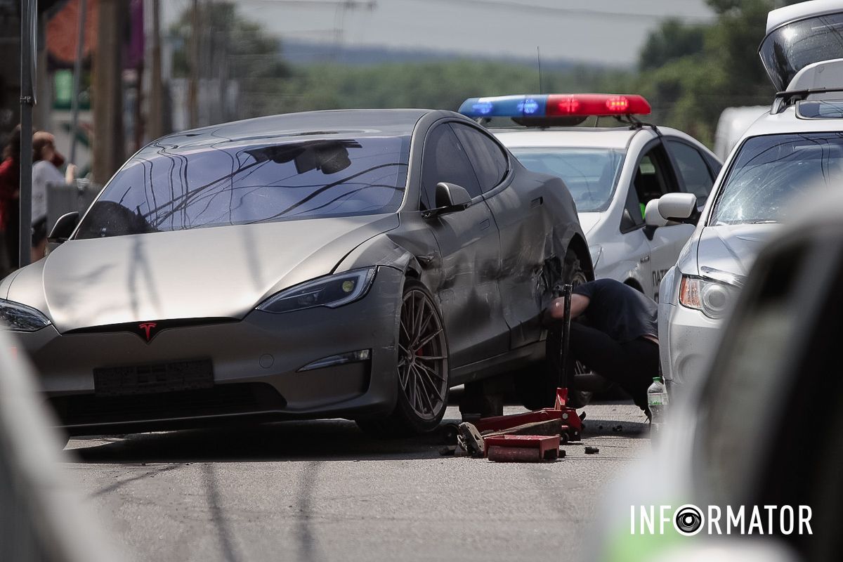 Попередньо, на момент ДТП для “Тесли” горів зелений У Дніпрі на Набережній Заводській зіткнулись Tesla та Nissan таксі Opti 8