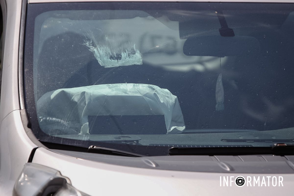 Також ймовірно обійшлося без постраждалих У Дніпрі на Набережній Заводській зіткнулись Tesla та Nissan таксі Opti 9