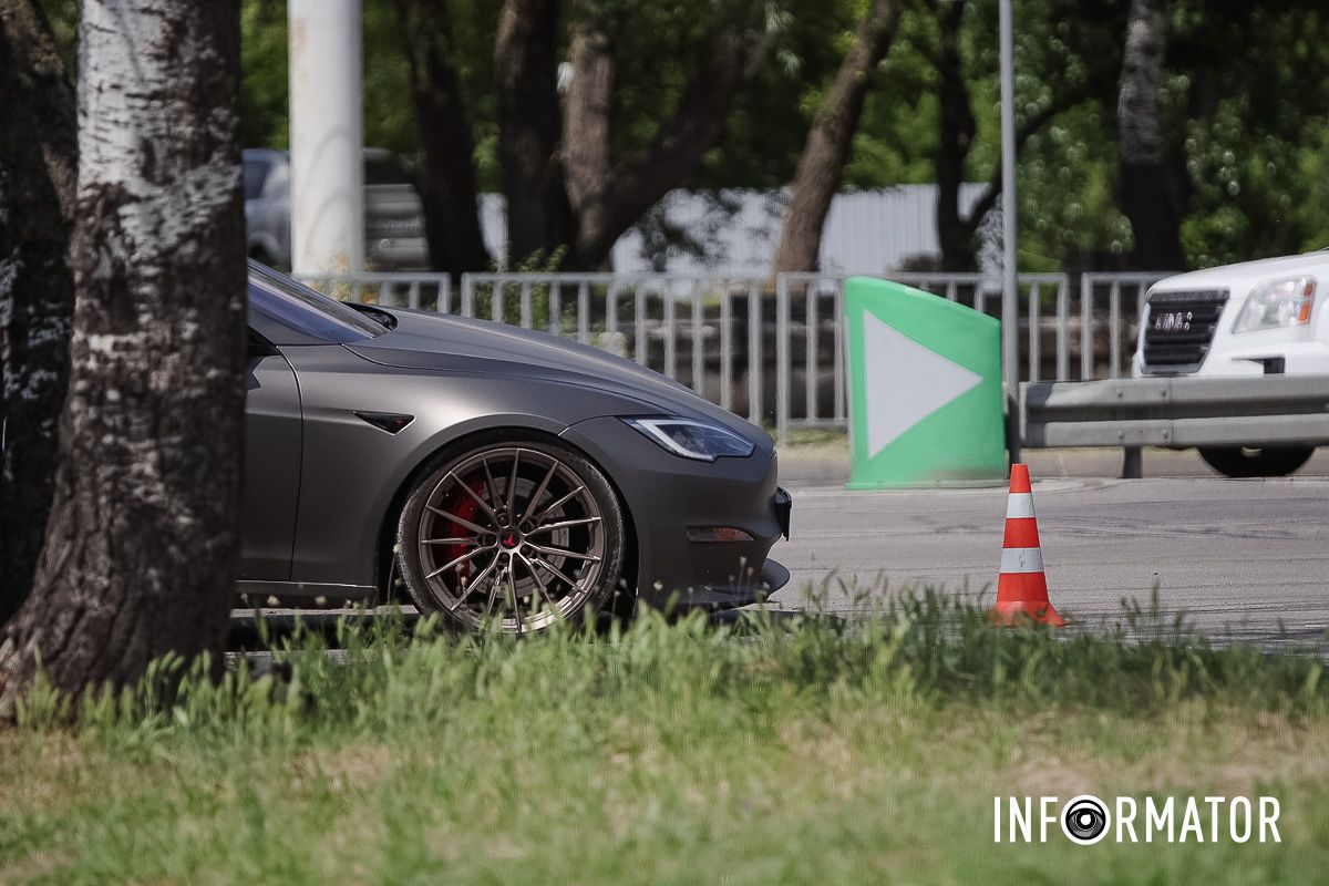 Усі обставини аварії з’ясовуються У Дніпрі на Набережній Заводській зіткнулись Tesla та Nissan таксі Opti 10